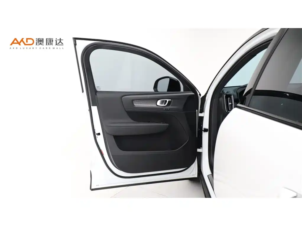 Volvo XC40 — миниатюра 10