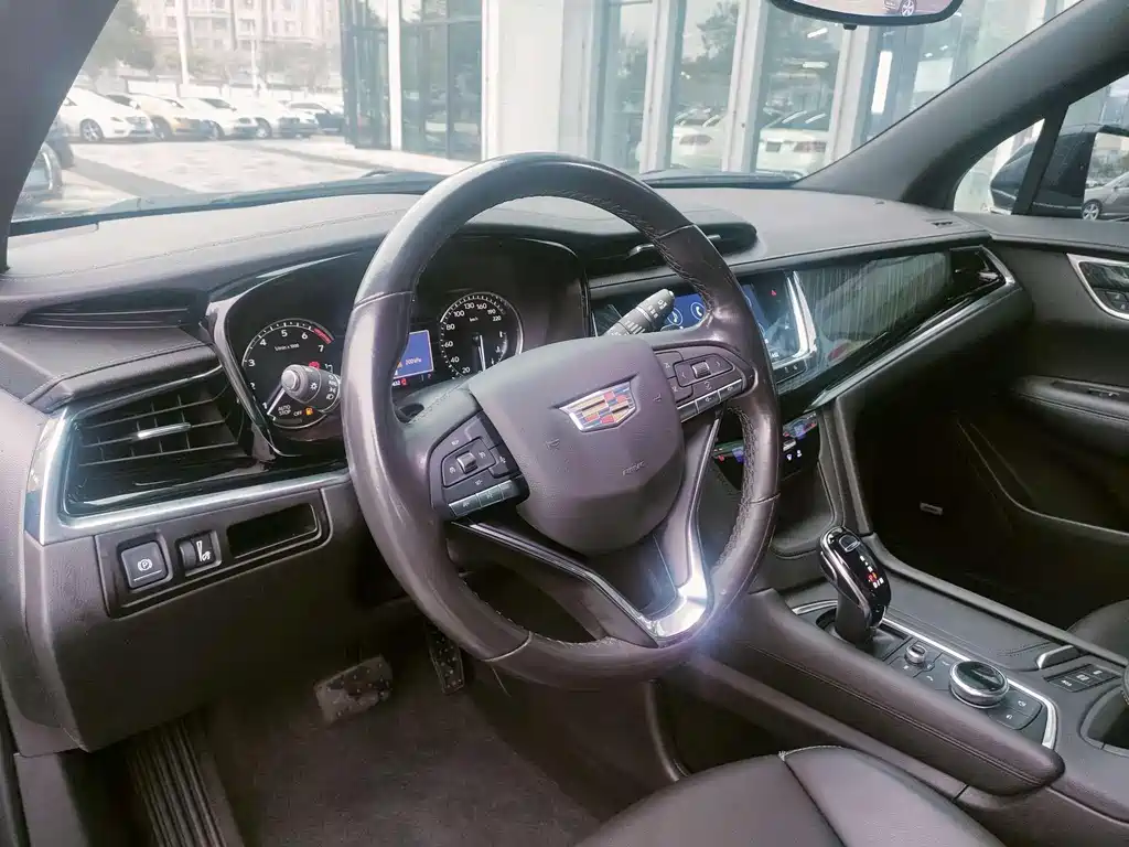 CADILLAC XT6