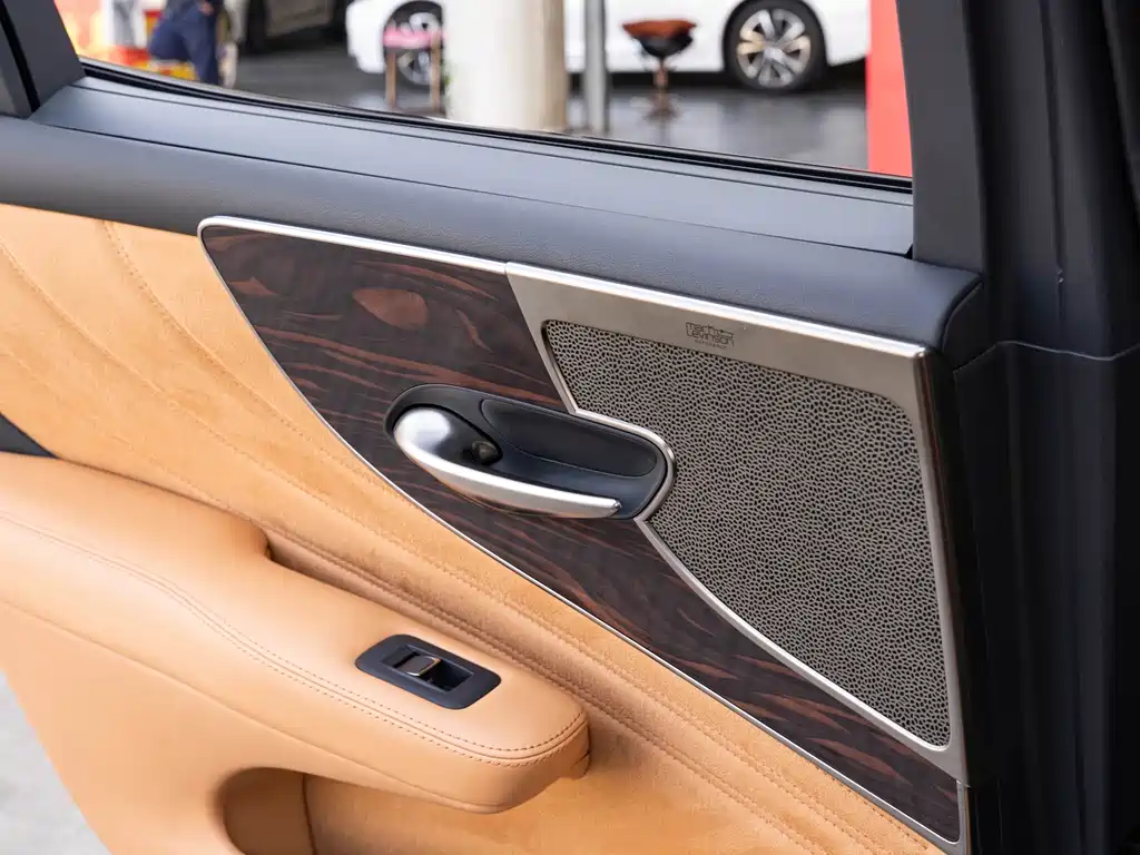 Lexus LS — миниатюра 18
