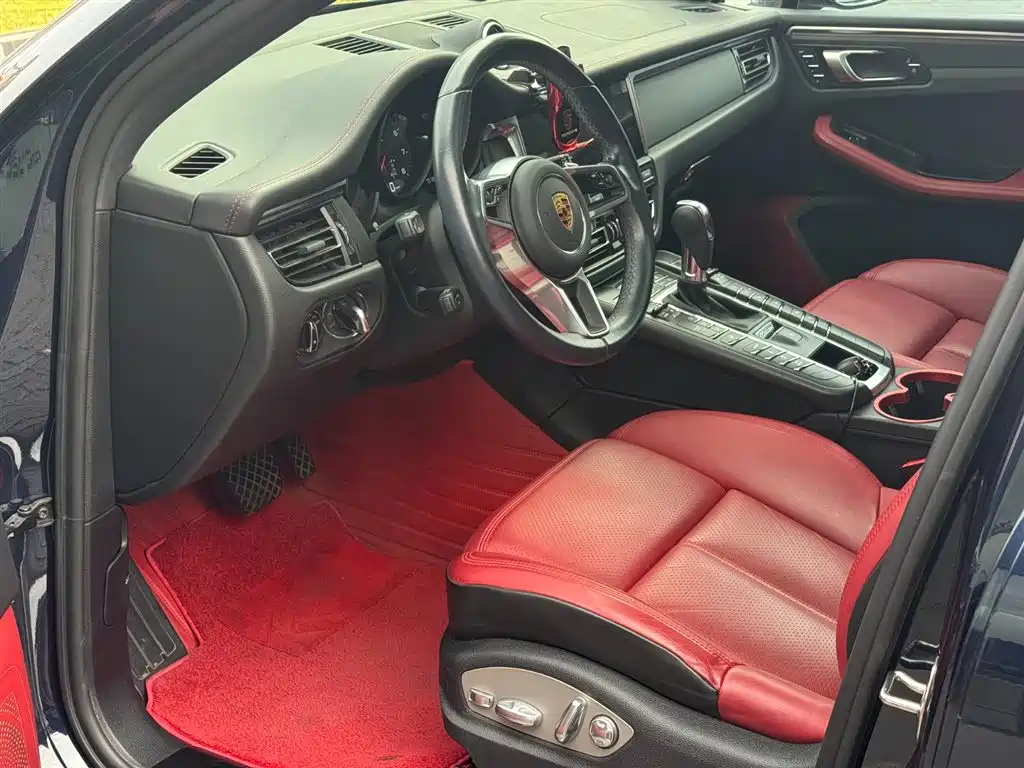PORSCHE MACAN
