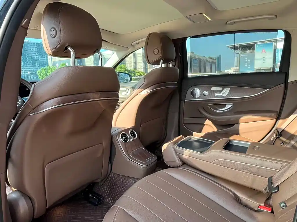 Mercedes-Benz E-Class — миниатюра 7
