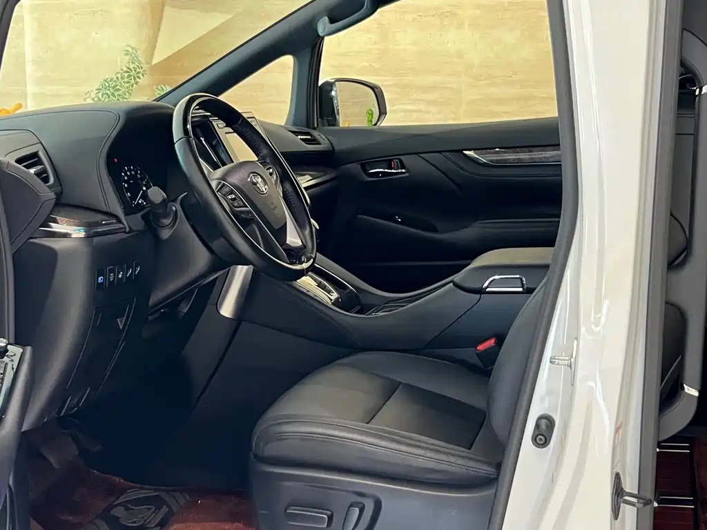 Toyota Alphard — миниатюра 5