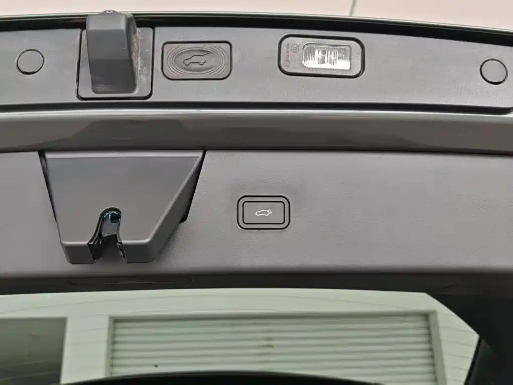 Volvo XC70 PHEV — миниатюра 19