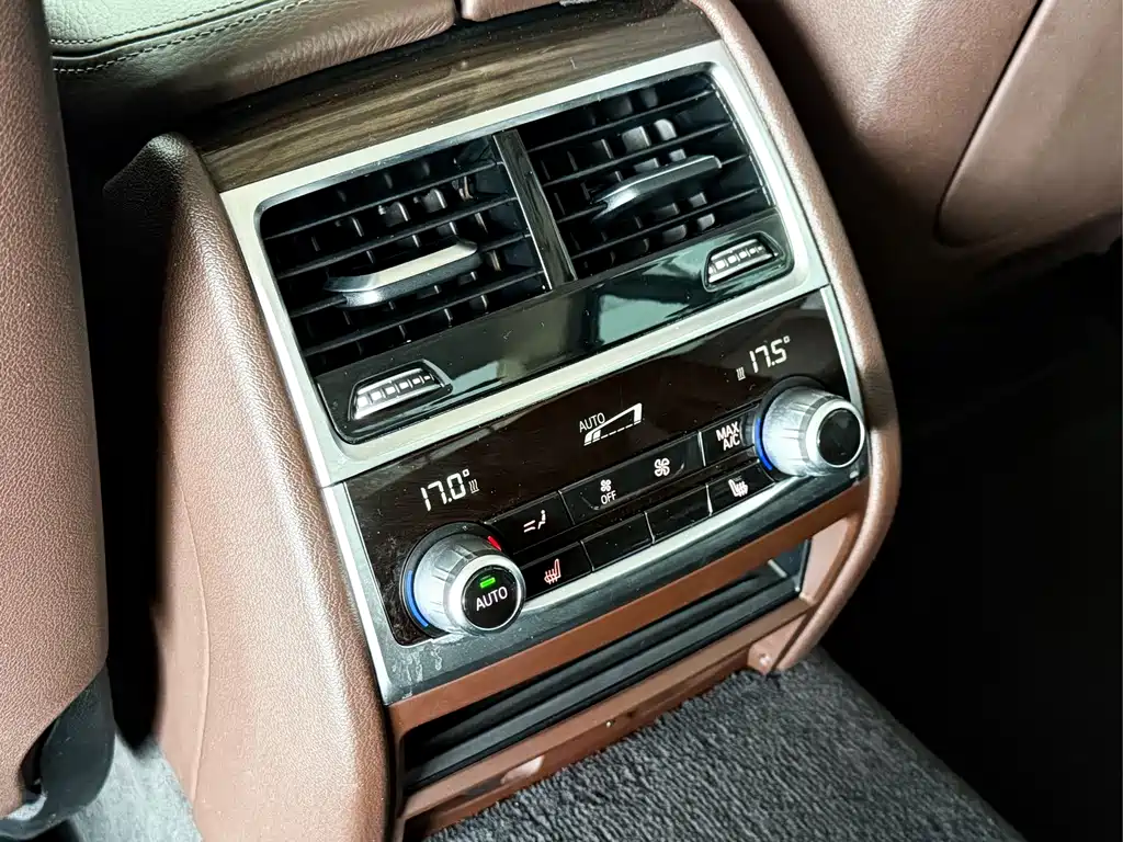 BMW 7 Series — миниатюра 14
