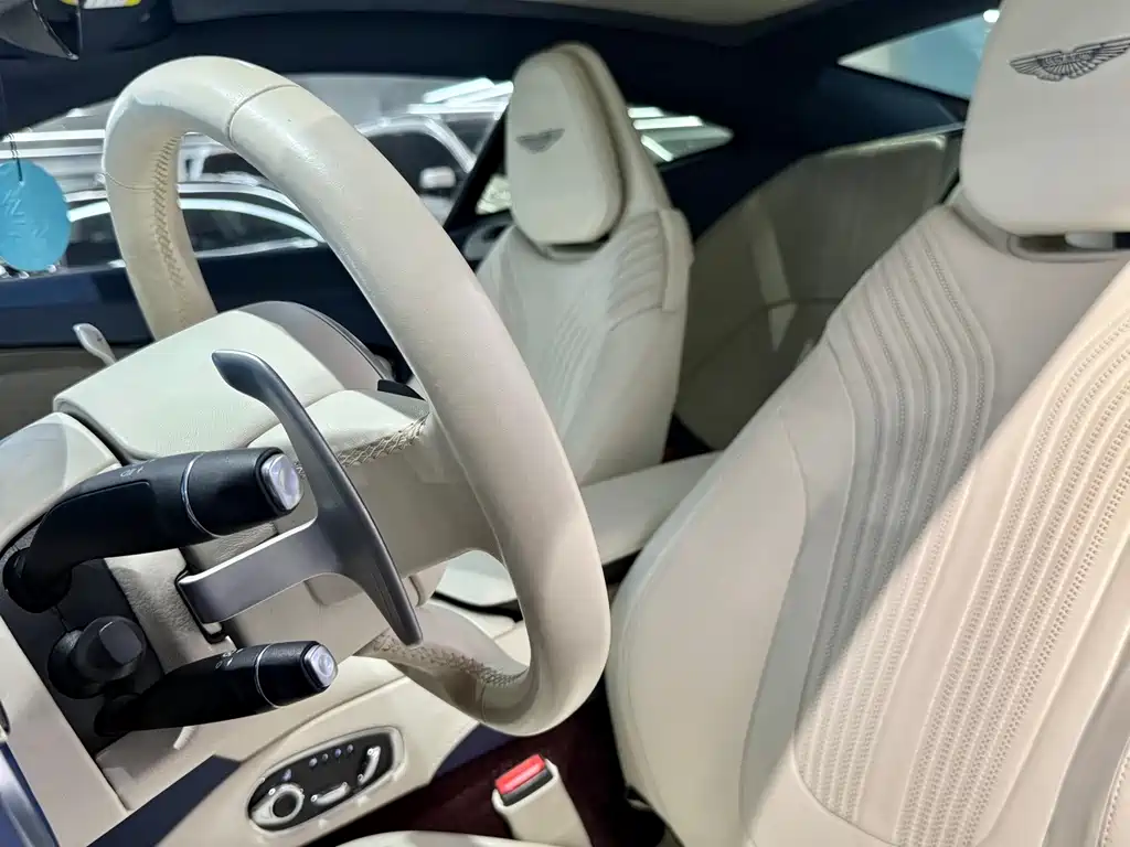 Aston Martin DB11 — миниатюра 11