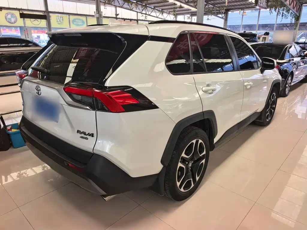 Toyota RAV4 — миниатюра 8