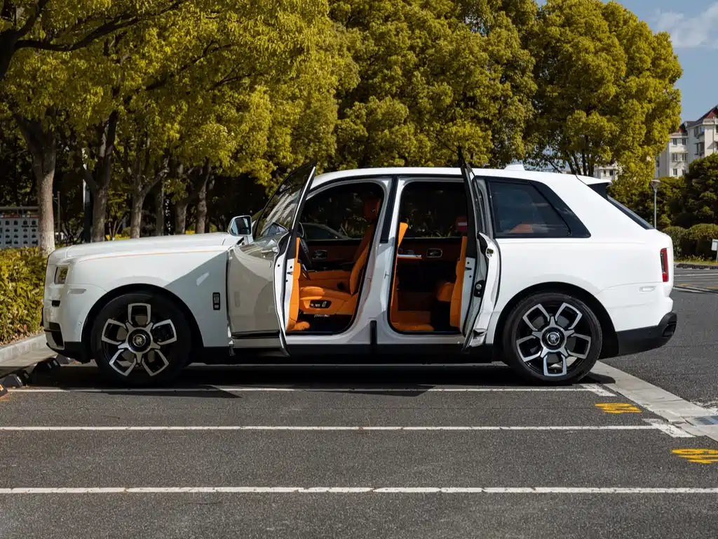 Rolls-Royce Cullinan 2022 мест