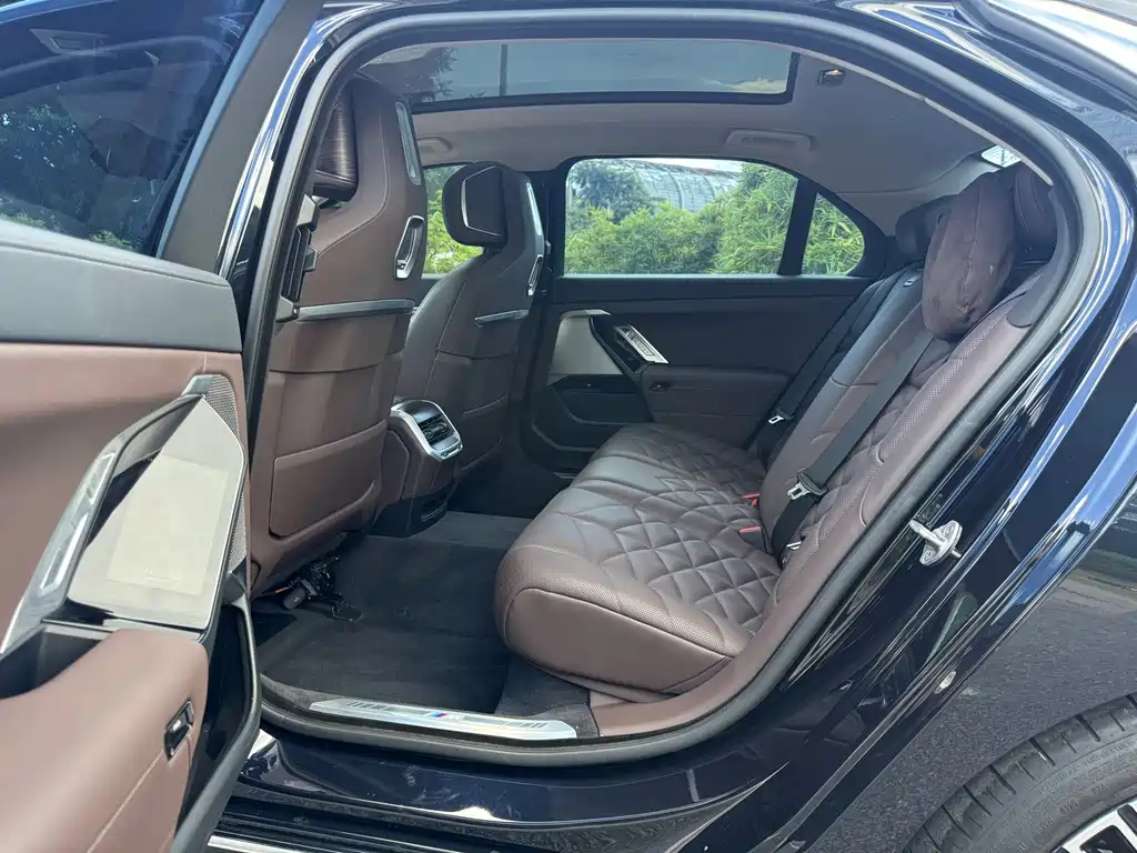 BMW 7 Series — миниатюра 12