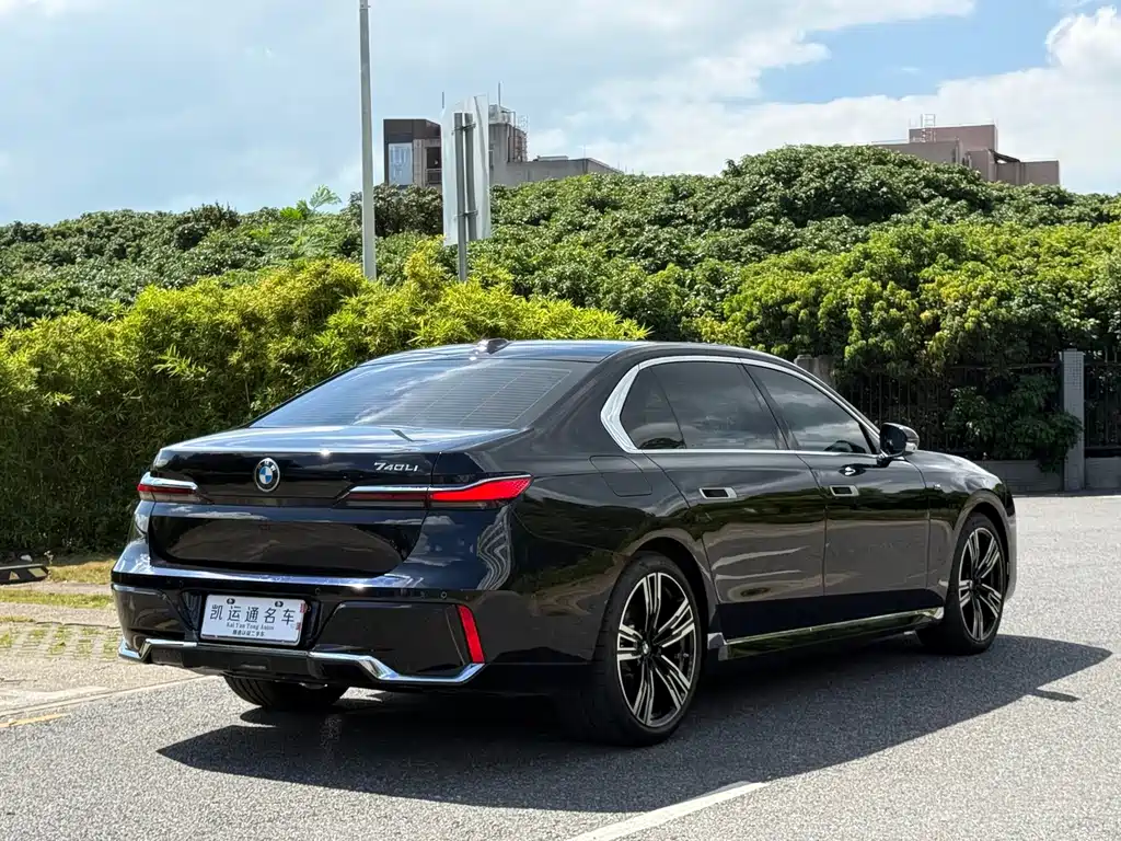 BMW 7 Series — миниатюра 14