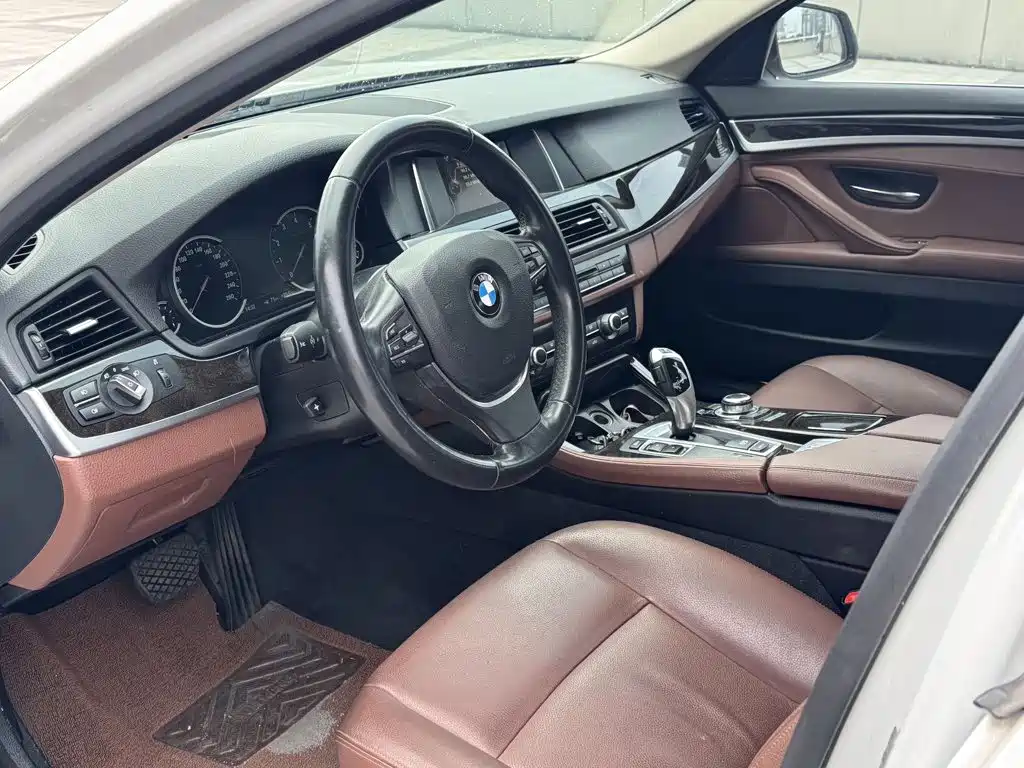 BMW 5 Series — миниатюра 7