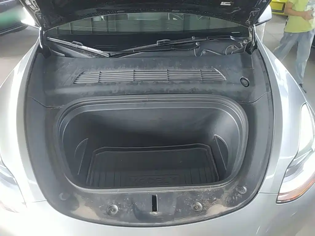 Tesla Model Y — миниатюра 20