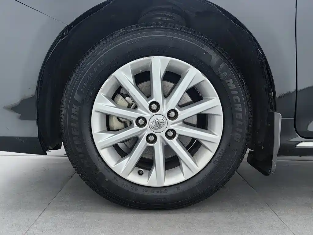 Toyota Camry — миниатюра 17