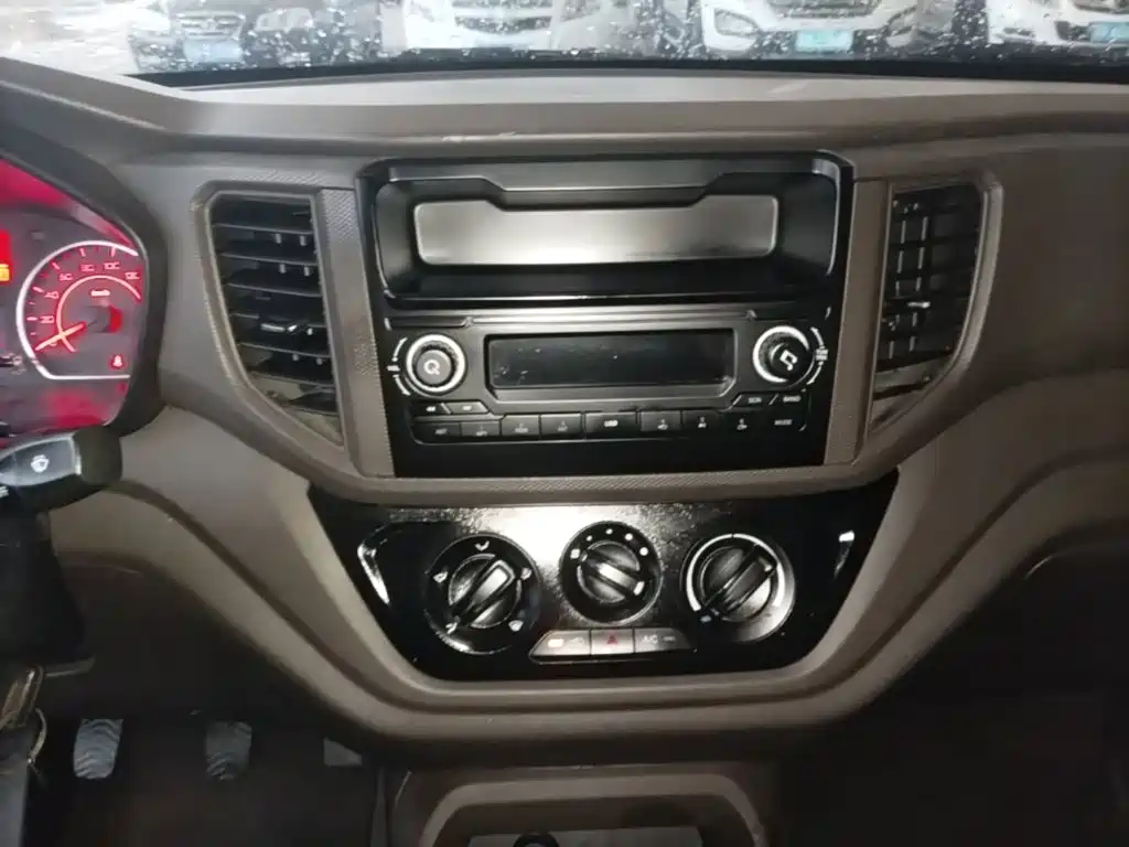 Wuling Hongguang V — миниатюра 13