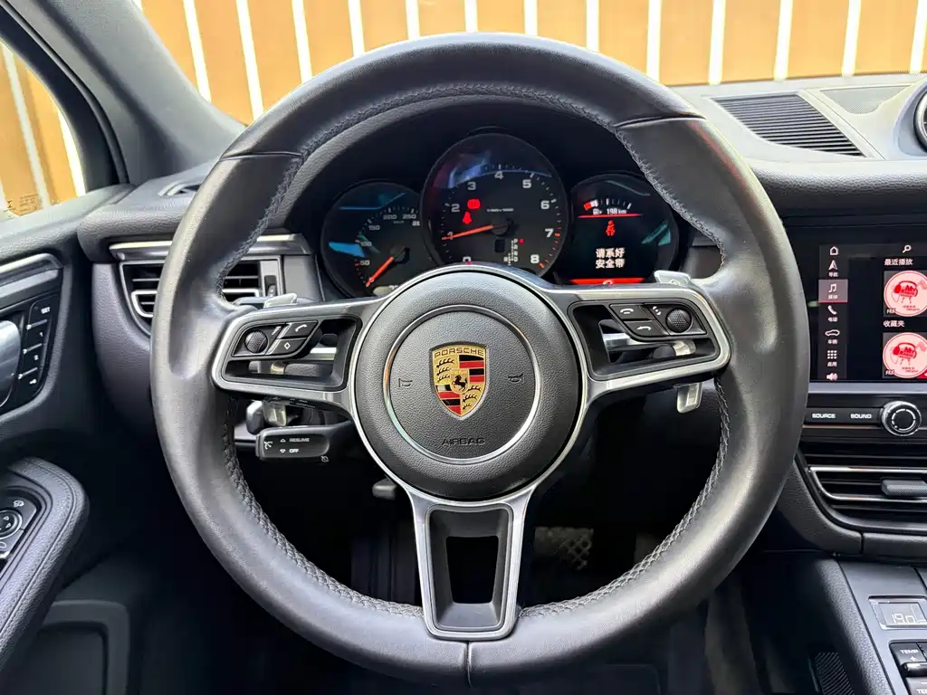 Porsche Macan — миниатюра 7