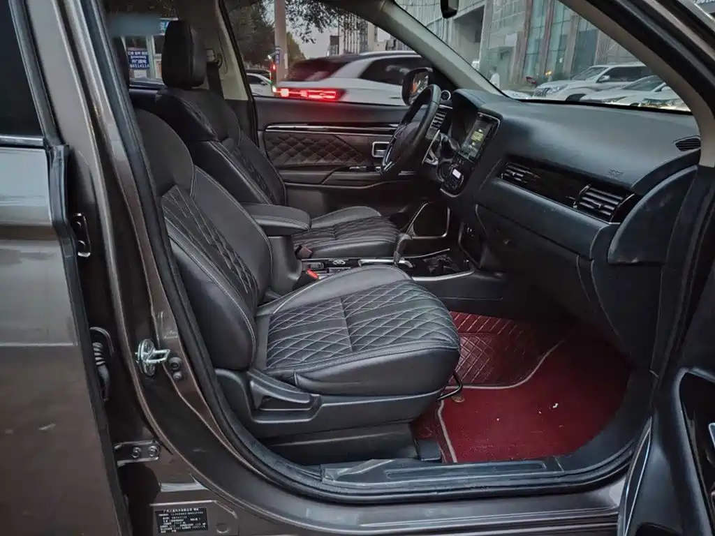Mitsubishi Outlander — миниатюра 6