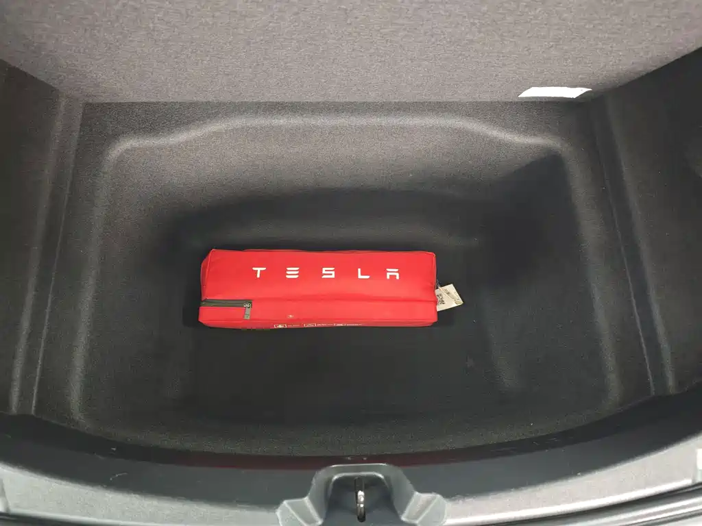 Tesla Model 3 — миниатюра 9
