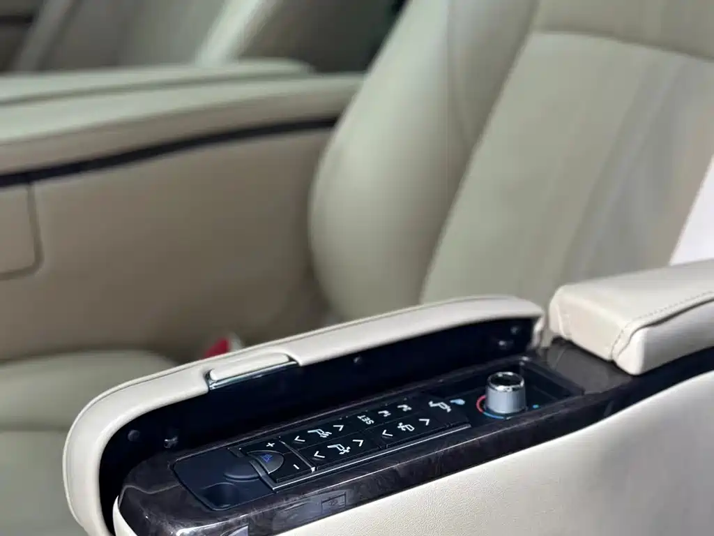 Toyota Alphard — миниатюра 7