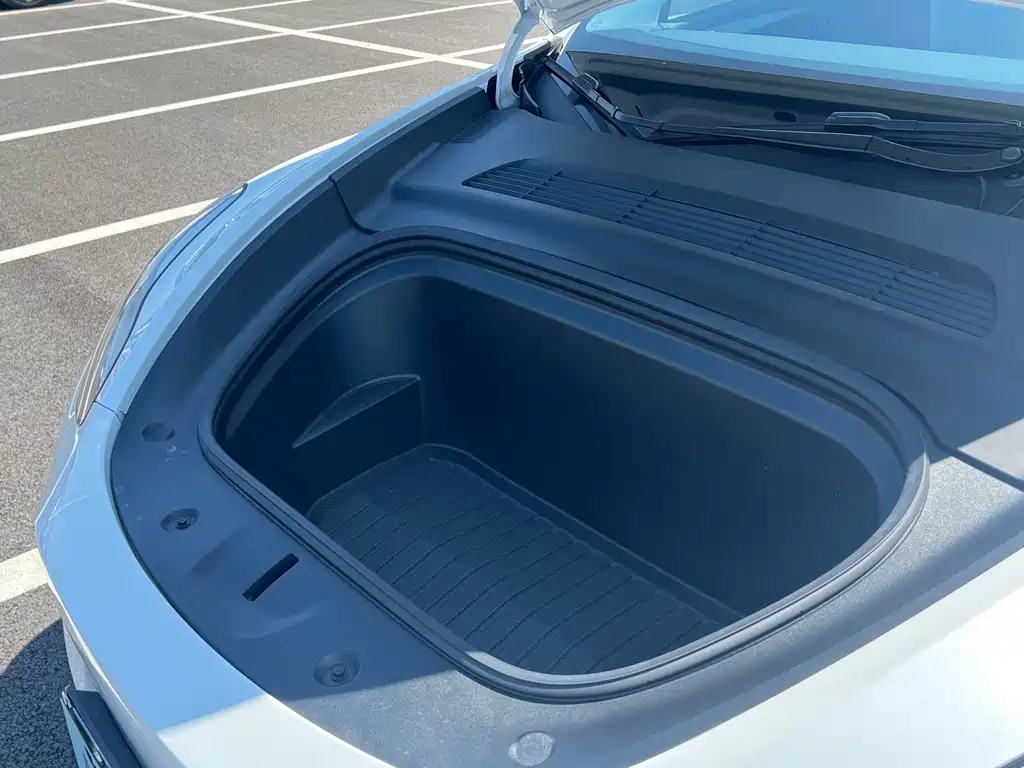 Tesla Model Y — миниатюра 12