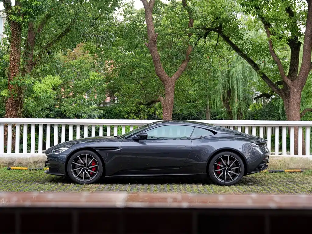 Aston Martin DB11 — миниатюра 9