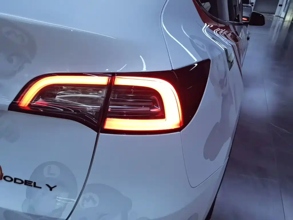 Tesla Model Y — миниатюра 8