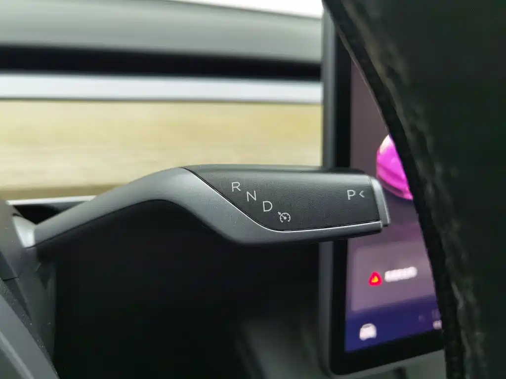 Tesla Model Y — миниатюра 13