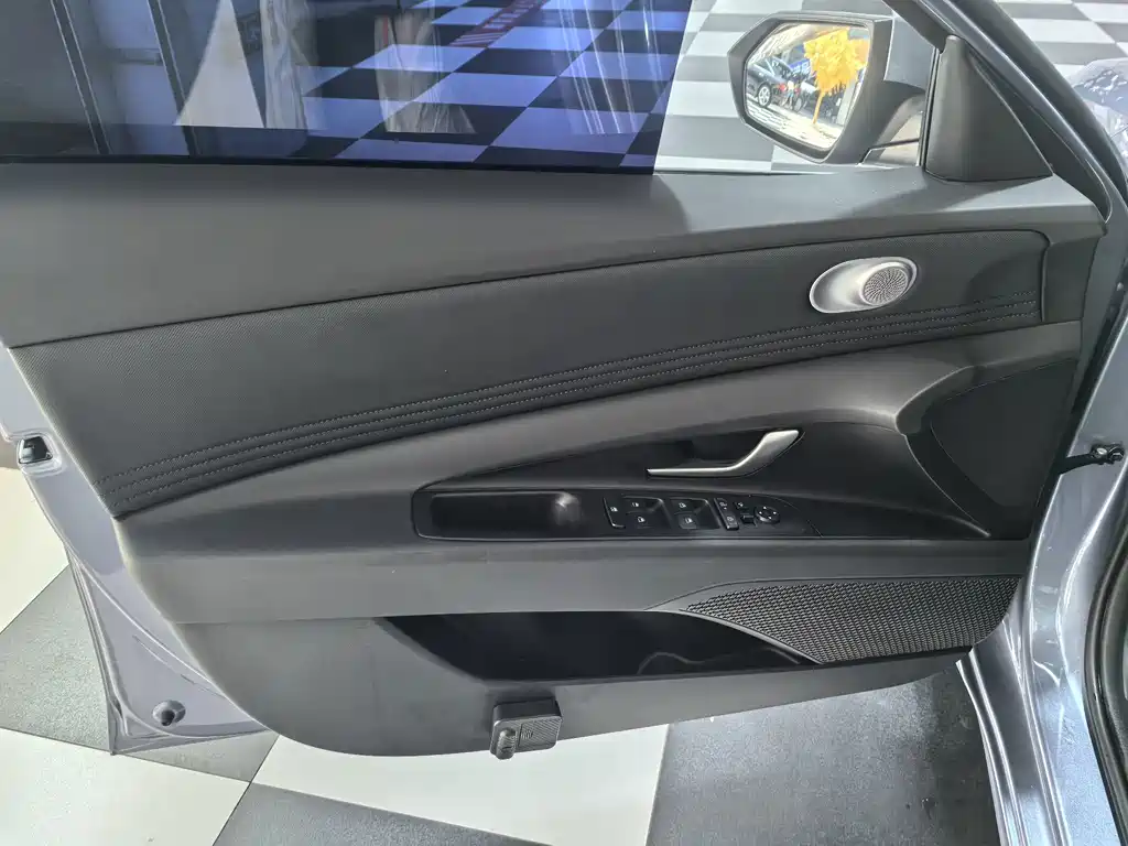 Hyundai Elantra — миниатюра 18
