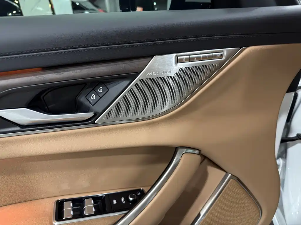 Jaguar XFL — миниатюра 12