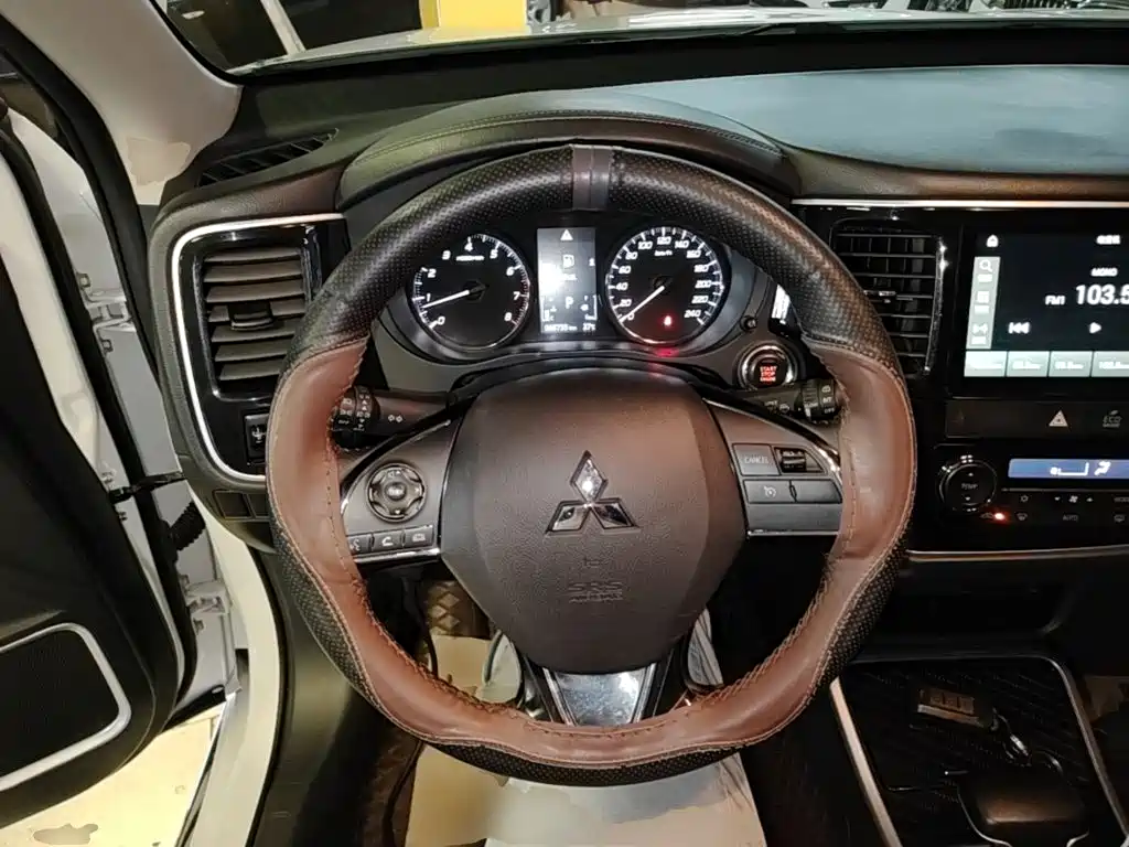 Mitsubishi Outlander — миниатюра 11
