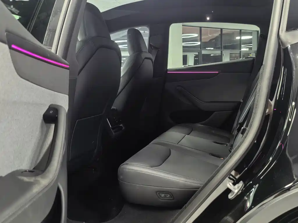 Tesla Model Y — миниатюра 9