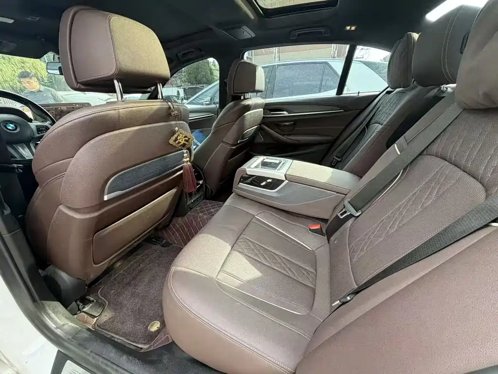 BMW 5 Series — миниатюра 6