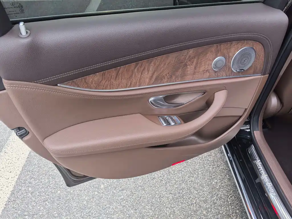 Mercedes-Benz E-Class — миниатюра 17