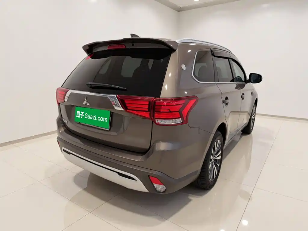Mitsubishi Outlander — миниатюра 6