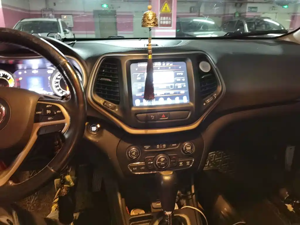 Jeep Cherokee — миниатюра 9