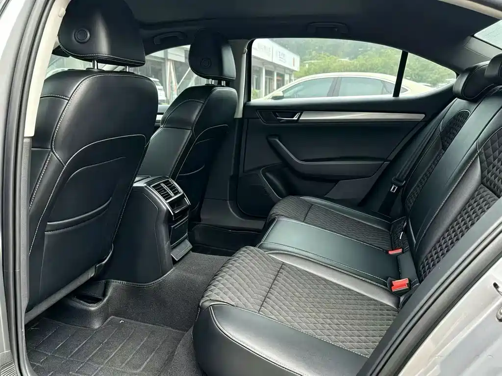 Skoda Superb — миниатюра 6