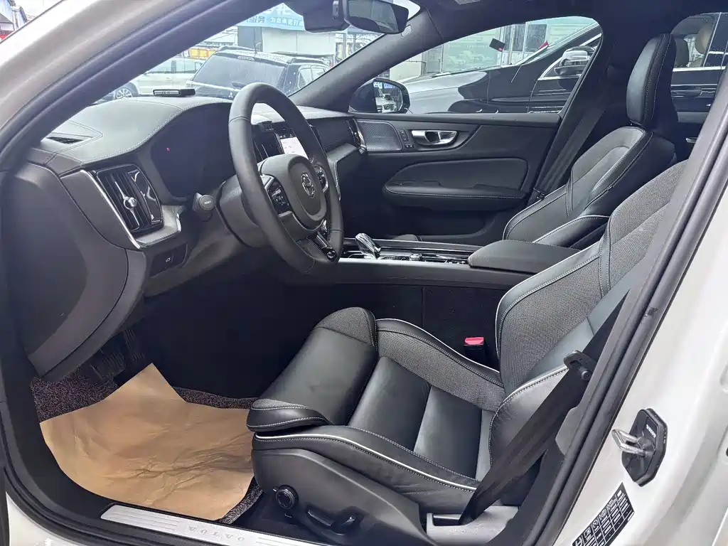 Volvo S60 2025 B5 Sport
