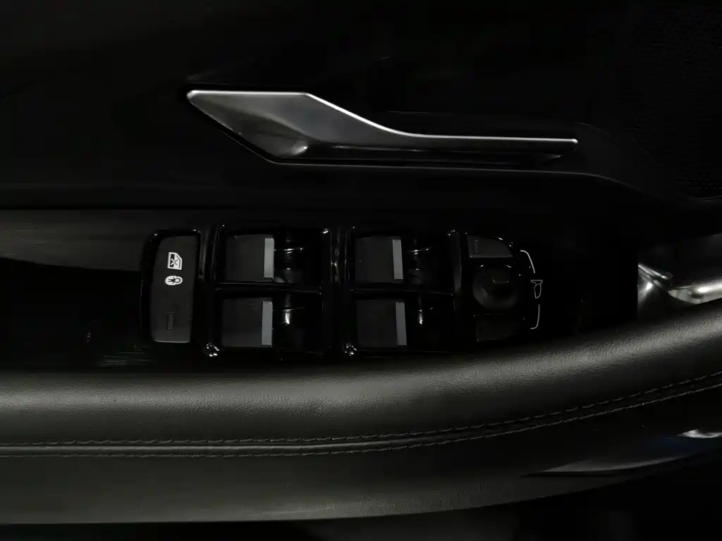 Jaguar E-PACE — миниатюра 9
