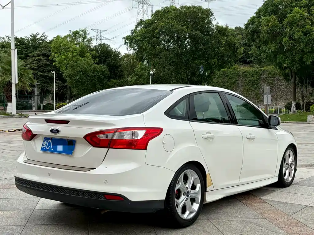 Ford Focus 2012 1.6L AT