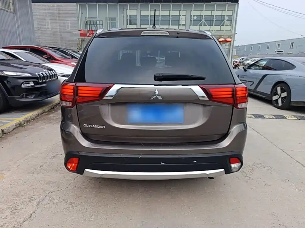 Mitsubishi Outlander 2016 2.0L 5 мест