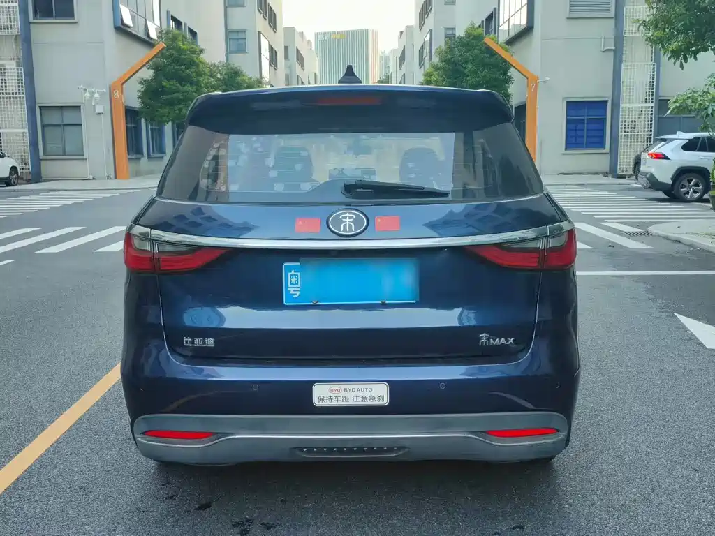 BYD MAX — миниатюра 5