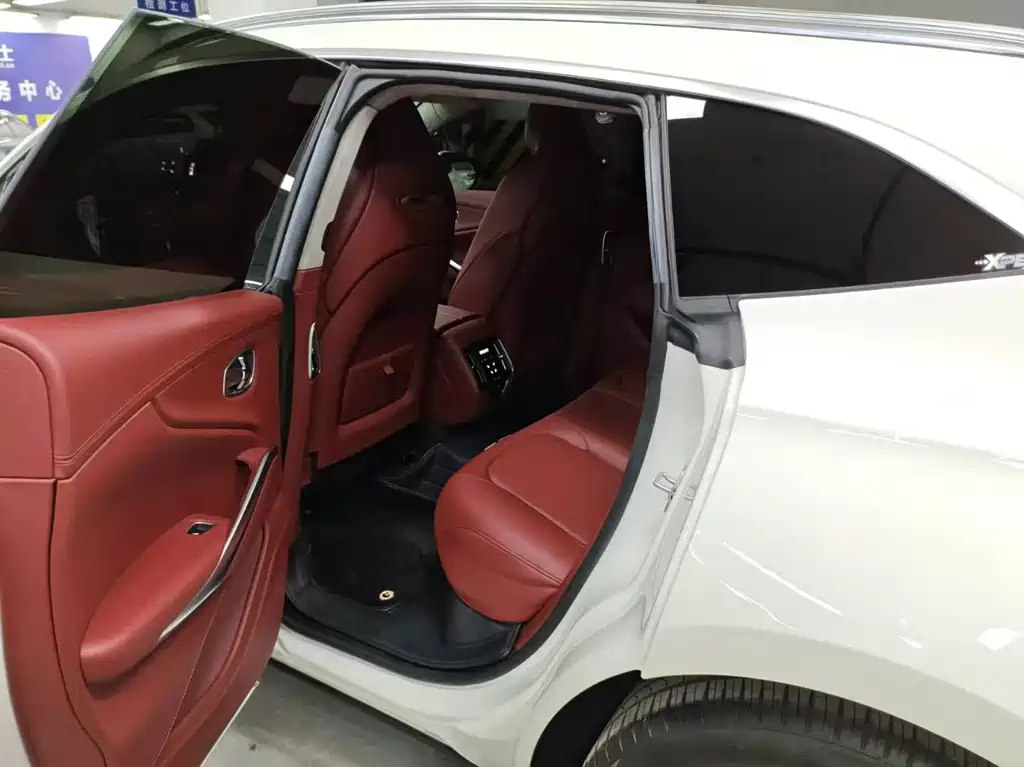Aston Martin DBX — миниатюра 5
