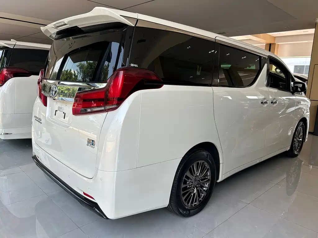 Toyota Alphard — миниатюра 9