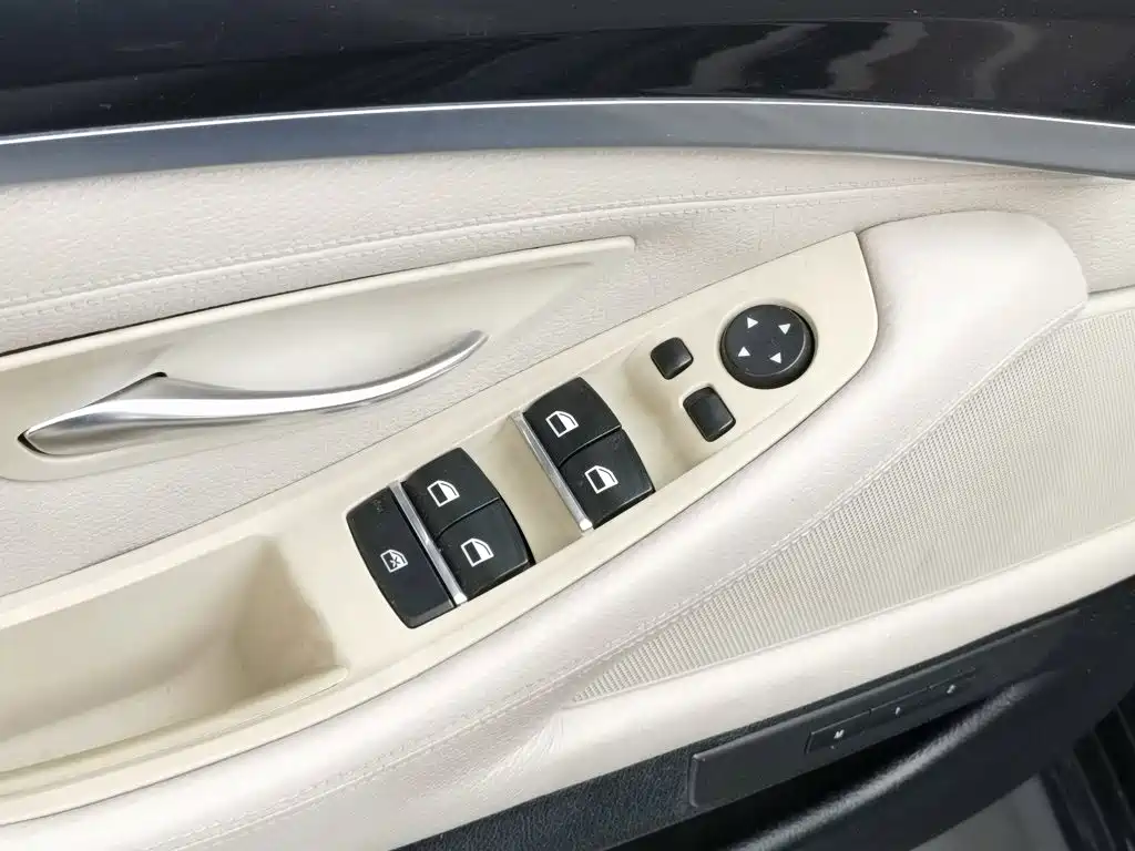 BMW 5 Series — миниатюра 9