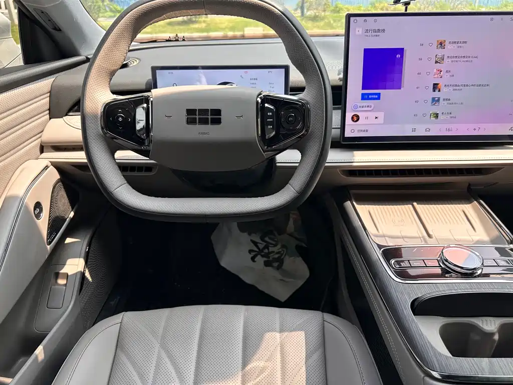 Geely Galaxy Galaxy 8 8 2025 60km EM-i Luxury