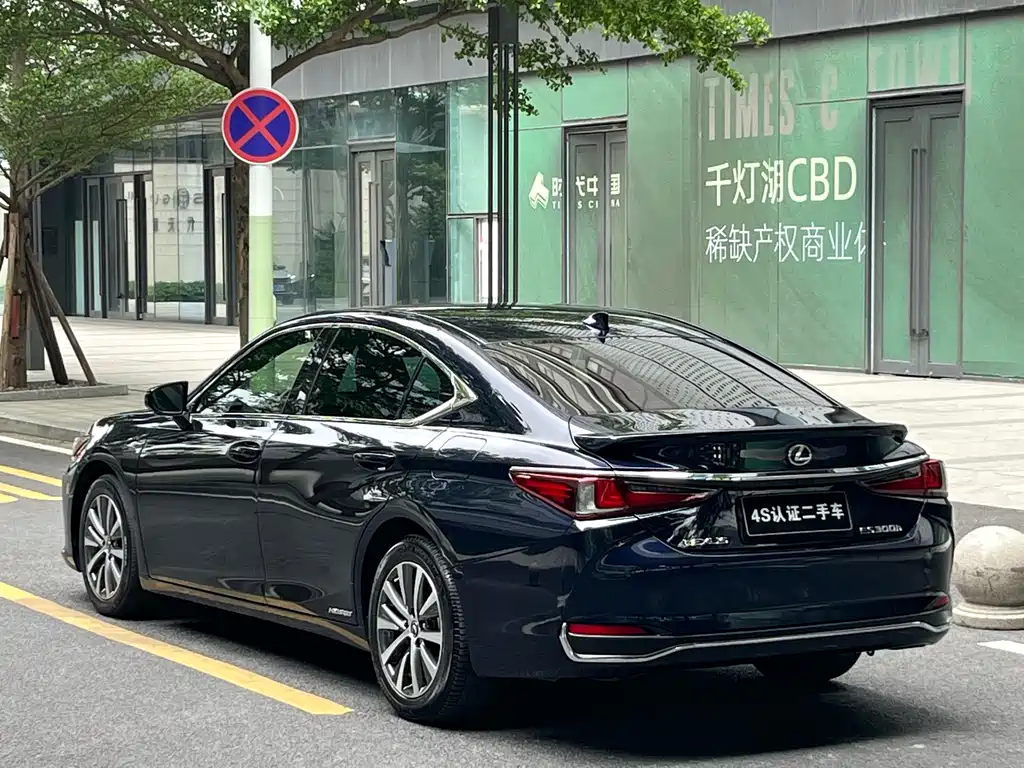 Lexus ES 2018 300h V