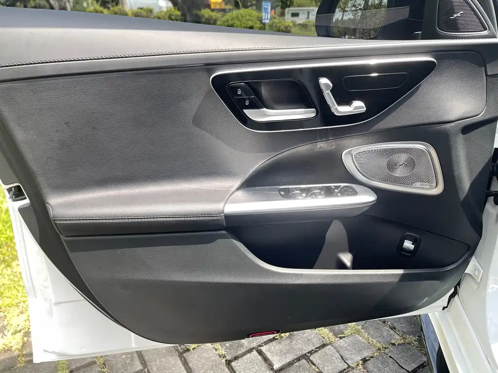 Mercedes-Benz C-Class — миниатюра 12