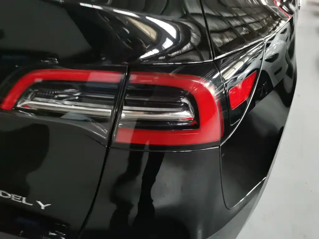 Tesla Model Y — миниатюра 8