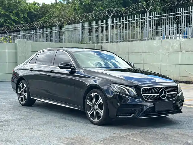 Mercedes-Benz E-Class — фото 1