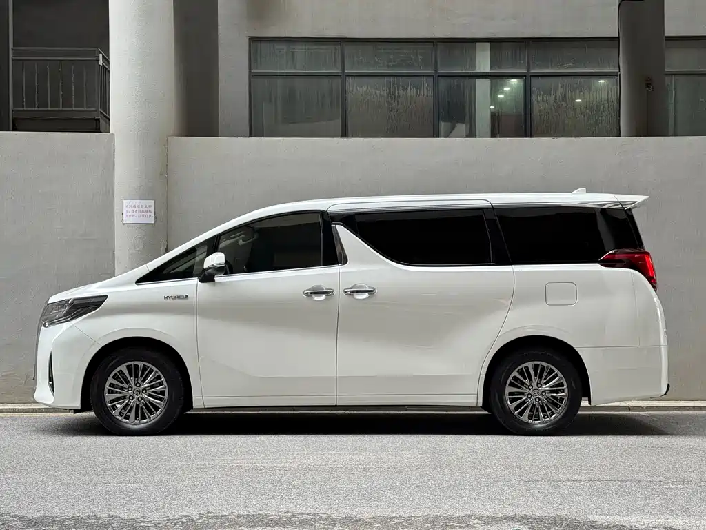 Toyota Alphard — миниатюра 7