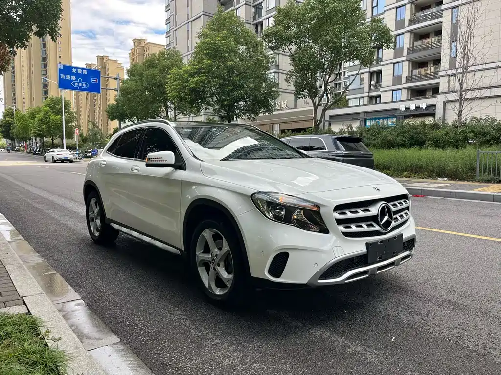 MERCEDES-BENZ GLA