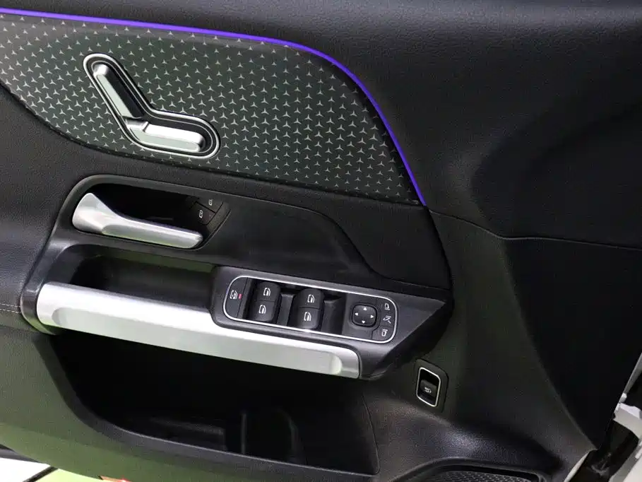 Mercedes-Benz GLB — миниатюра 18